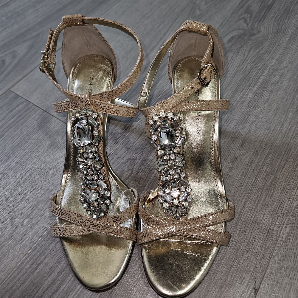 Elegant Gold Sandals with Crystal Embellishments